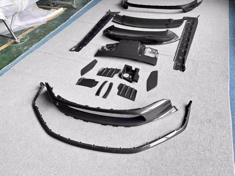 High Quality OEM Style Dry Carbon Fiber Kit With Front Lip Rear Spoiler Rear Diffuser Side Skirts for  992 Real GT3 2024